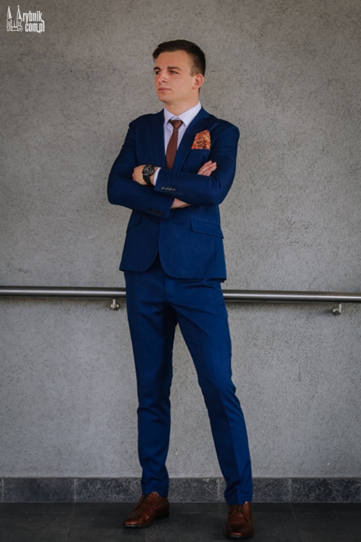 Zoom na modę: eleganckie męskie stylizacje na jesienne dni, Dominik Gajda